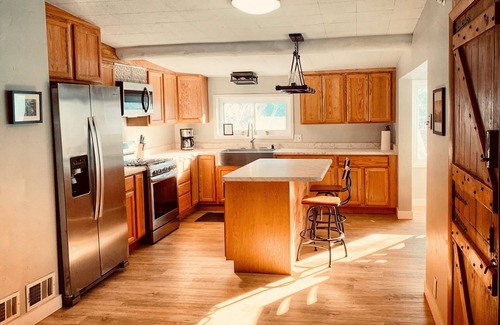 New Castle House | ❤️ of Dwntn 3BD/2BA cozy cabin-style W/fireplace Ski/hike/climb/Hot Springs