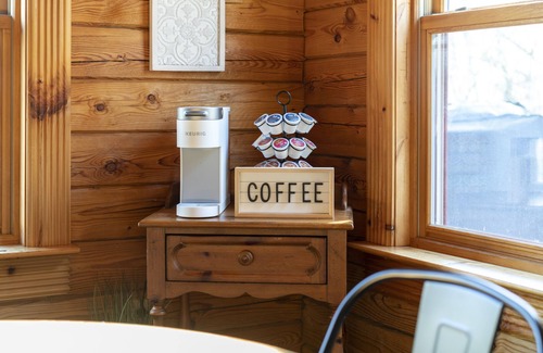 South Bloomingville Ski Chalet | ❤️ of Hocking Hills 🌲 Hot Tub, Wifi, Close to Trails + Caves, 11 Secluded Acres