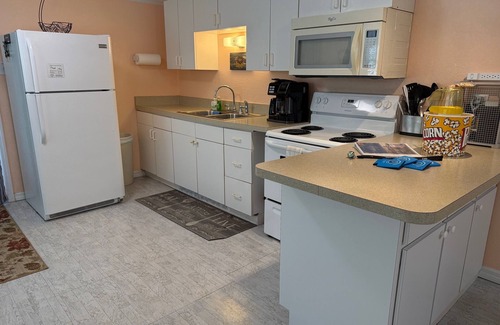 Steinhatchee House | Off Duty Retreat ~ Sleeps 10, Screen Porch, Plenty of Parking, Blackstone Grill