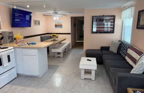 Steinhatchee House | Off Duty Retreat ~ Sleeps 10, Screen Porch, Plenty of Parking, Blackstone Grill