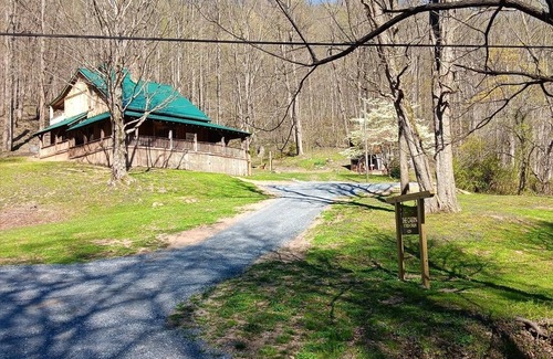Ansted Cabin | OFF GRID GETAWAY! BRING ATV.Mountain cabin close to New River Gorge.