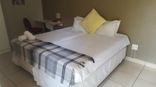 Greater Johannesburg Metropolitan Area Apartment | OFF-GRID Guest Twin-rooms in Sandton