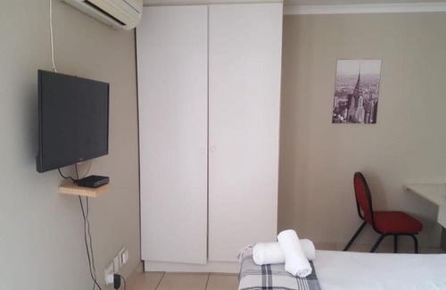 Greater Johannesburg Metropolitan Area Apartment | OFF-GRID Guest Twin-rooms in Sandton