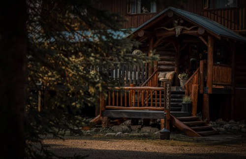 Rock Lake House | Off Grid Mountain Lodge - Cabins - Sauna - Hot Tub - Fishing