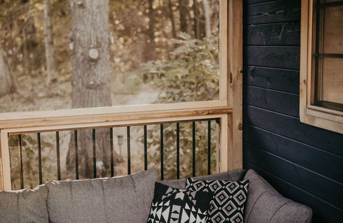 Gravenhurst Cabin | Off-Grid Summer Getaway | BBQ & Patio | Glamphouse