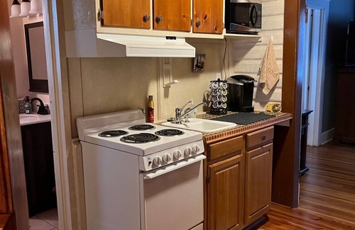 Historic Old Northeast Apartment | Off-street Parking - Walkable Downtown, Restaurants, Museums & Waterfront