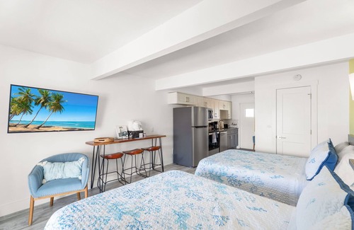 Saint James City Hotel | Off the Charts Inn - Queen Double Room