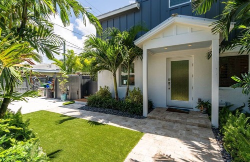 New Town House | OFF THE HOOK - 3 Bedroom/3 Bathroom W/Pool & Parking