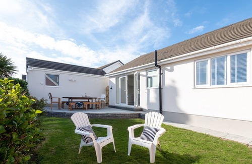 Rhosneigr House | Off the Hook : Pet-Friendly 3‑Bed Bungalow with Enclosed Garden in Rhosneigr | Managed by Anglesey H