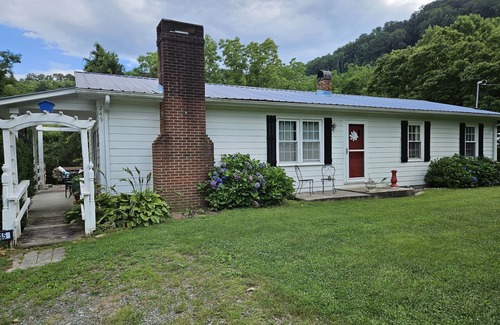 Lowgap House | Offer discounts! Country home sitting between 2 mountains