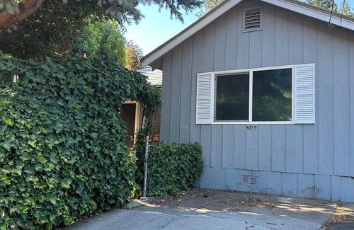 Dunsmuir House | Offers single guests & groups a quiet stay near Mt. Shasta, fuel & amenities.