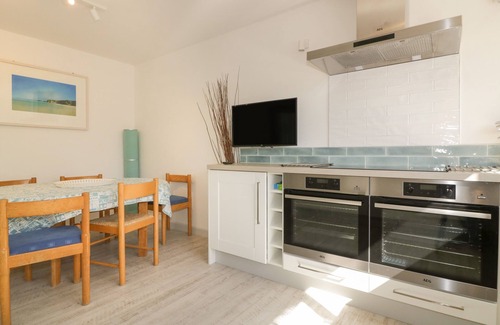 Crantock Cottage | OFFSHORE, pet friendly, with a garden in Crantock