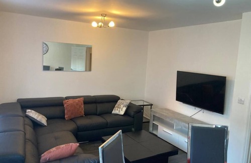 Openshaw House | Ogden- Delightful 4 Bed House, Sleep 8 Short and Long Stay