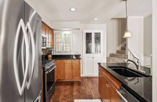 King City House | Ohhh so close to the Village with a POOL! Sleeps 8