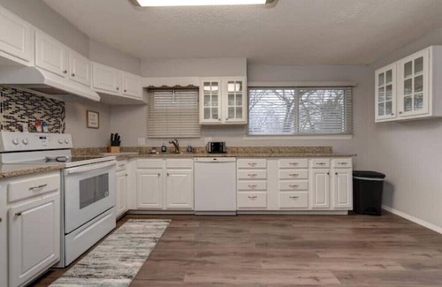 Southeast Springfield House | OHHHH Soo Cozy Large & In Charge 4 bedroom homen