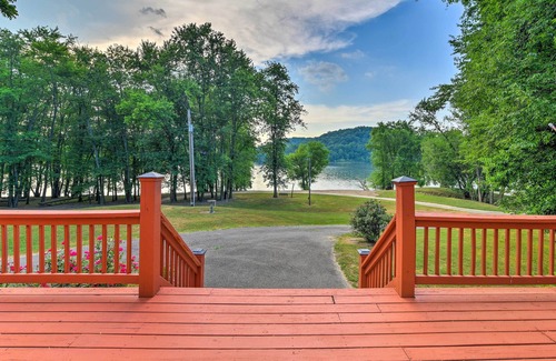 Battletown Cabin | Ohio River Views: Home w/Fireplace & Deck!