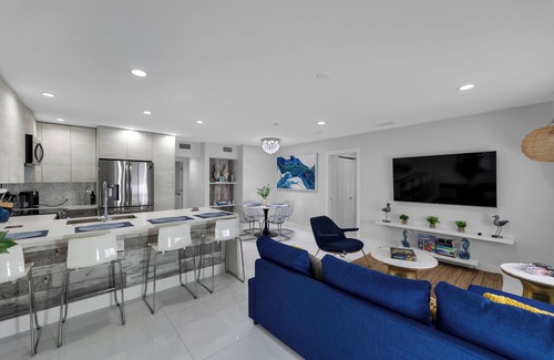 Hollywood House | Oia Villa Your Home on the Boardwalk