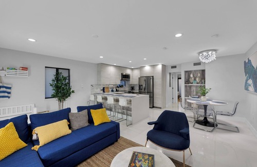 Hollywood House | Oia Villa Your Home on the Boardwalk