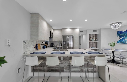 Hollywood House | Oia Villa Your Home on the Boardwalk