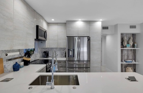 Hollywood House | Oia Villa Your Home on the Boardwalk