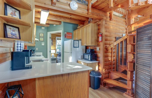 Okeechobee Cabin | Okeechobee Cabin w/Patio & Community Pool!