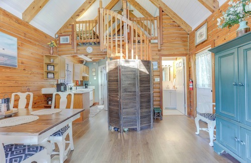 Okeechobee Cottage | Okeechobee Cabin w/Patio & Community Pool!