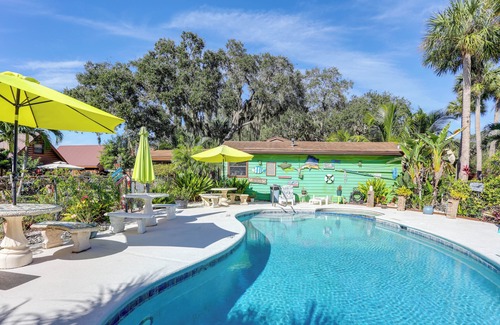 Okeechobee Cottage | Okeechobee Cabin w/Patio & Community Pool!
