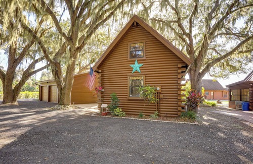 Okeechobee Cottage | Okeechobee Cabin w/Patio & Community Pool!