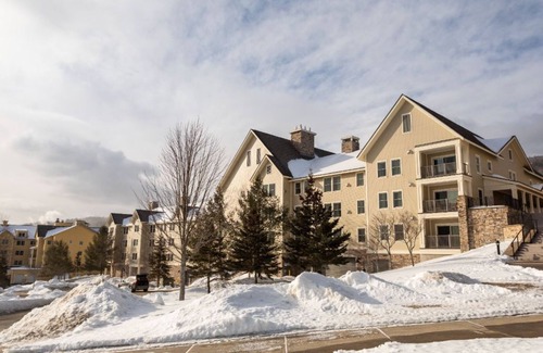 Ludlow Apartment | Okemo | Spacious Executive Room w Amenities Nearby