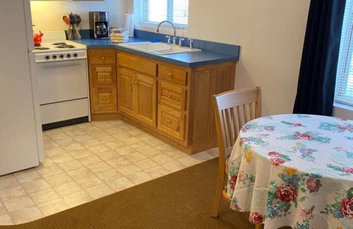 West Yellowstone Cabin | Ol’ Cabin No. 12 - Cozy Updated Cabin perfect for 2