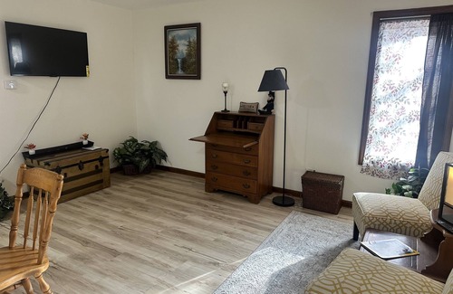 Springfield Apartment | Old Aristocracy Hill 1BR Quiet Apartment Downtown!