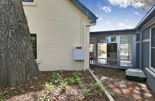 Moss Vale House | Old Bank Stables – north facing sun patio, outdoor furniture and BBQ