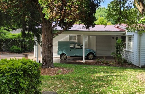 Bowral Cottage | Old Bowral: Quiet, private, 1 bedroom cottage, undercover parking, walk to town.
