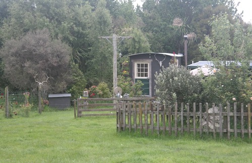 Rerewhakaaitu Cabin | Old Brett Rd Hut