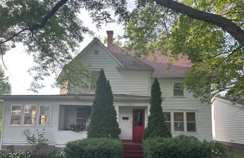 West Chicago House | Old Charm Whitehouse in West Chicago