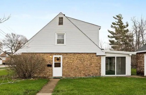 Brookfield House | Old Chicago Style, Near Brookfield Zoo w/ King & Cal King Beds & a Fenced Yard!