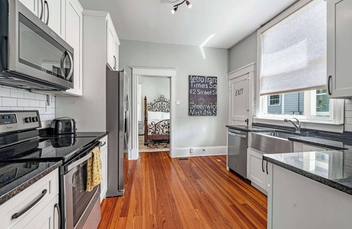 Downtown Historic District Apartment | Old City Charm l Historic l Walk to St George