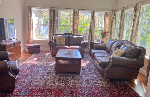 Inglis House | Old European Style Cottage, sleeps 2, very comfortable