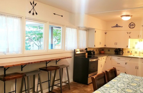 Eugene House | Old Farm Land by Willamette River Oak Trees Bike Path Shopping Restaurants
