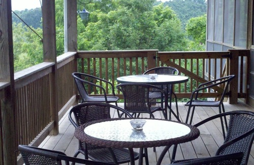 Lexington House | Old Farm Road. Spacious house on 10 acres only 1 mile from downtown Lexington