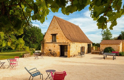 Lanquais House | Old farm surrounded by woods in Dordogne. Private swimming pool and tennis court