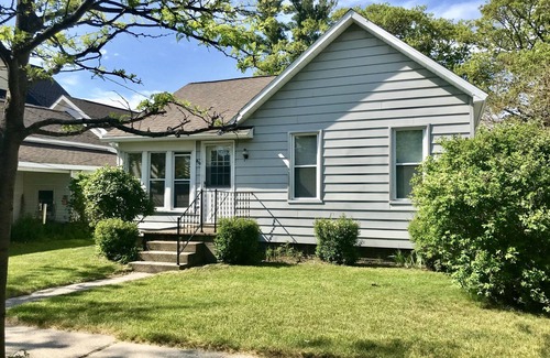 Pentwater House | Old fashioned cottage short walk from Pentwater beach