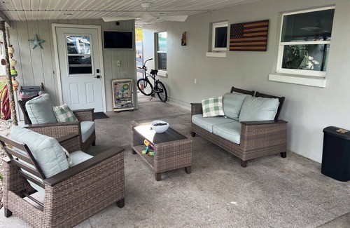 Bonita Springs House | Old Florida 2-bedroom house Downtown Bonita Springs, 1 Block from Old 41