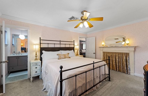 Englewood Cottage | Old-Florida charm close to everything wonderful that Englewood has to offer!!