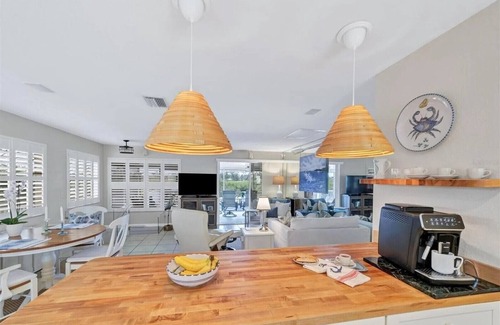 Englewood House | Old Florida! Incredible sunsets over mangroves/creek from your screened deck!