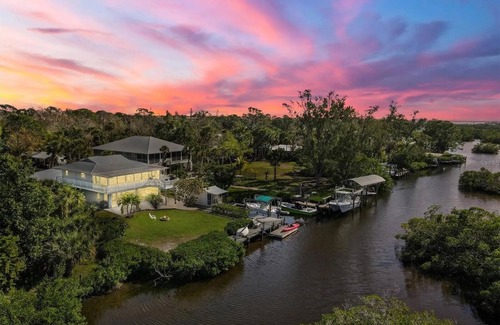 Englewood House | Old Florida! Incredible sunsets over mangroves/creek from your screened deck!