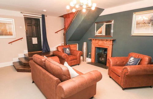 Laugharne Cottage | OLD GATE HOUSE, family friendly, with hot tub in Laugharne
