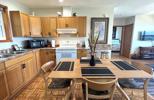 Lakeside House | Old Goat Inn, Wonderful Cottage on Flathead Lake