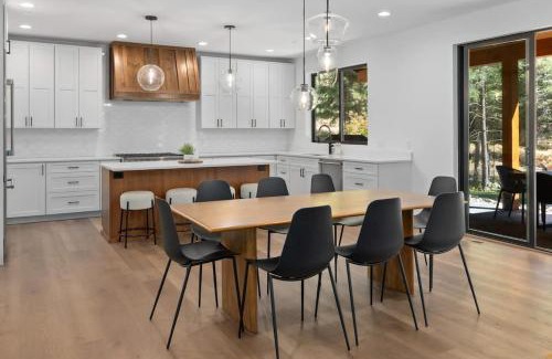 Ronald House | Old Grove Retreat in Suncadia- Gourmet Kitchen, Hot Tub, BBQ, Firepit, Outdoor Seating, Smart TVs, Hi-speed Wi-Fi