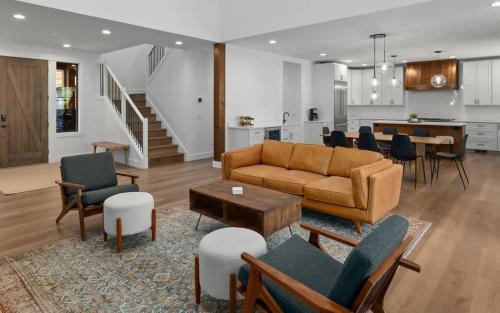Ronald House | Old Grove Retreat in Suncadia- Gourmet Kitchen, Hot Tub, BBQ, Firepit, Outdoor Seating, Smart TVs, Hi-speed Wi-Fi